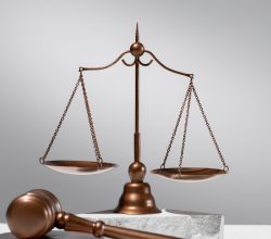 natureza-morta-com-a-balanca-da-justica (1)
